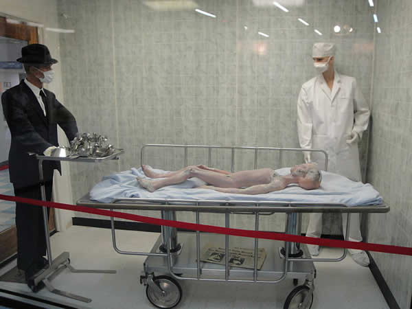 Alien autopsy (Wikimedia Commons), by Flickr user Jim Trottier
