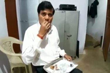 This Indian lawyer eats glass for fun. Not recommended.