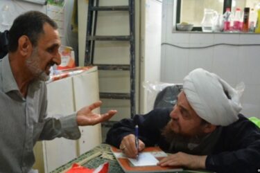 Ayatollah-Tabrizian-a-prominent-figure-of-Islamic-medicine-in-Iran-visiting-a-patient